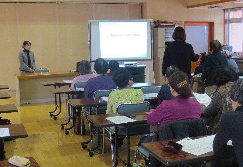 地域住民の方々が出前講座を受けている様子。