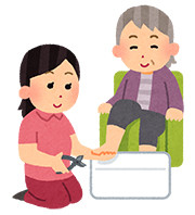 看護師が椅子に座る高齢者のフットケアをしている様子。高齢者はリラックスした表情。