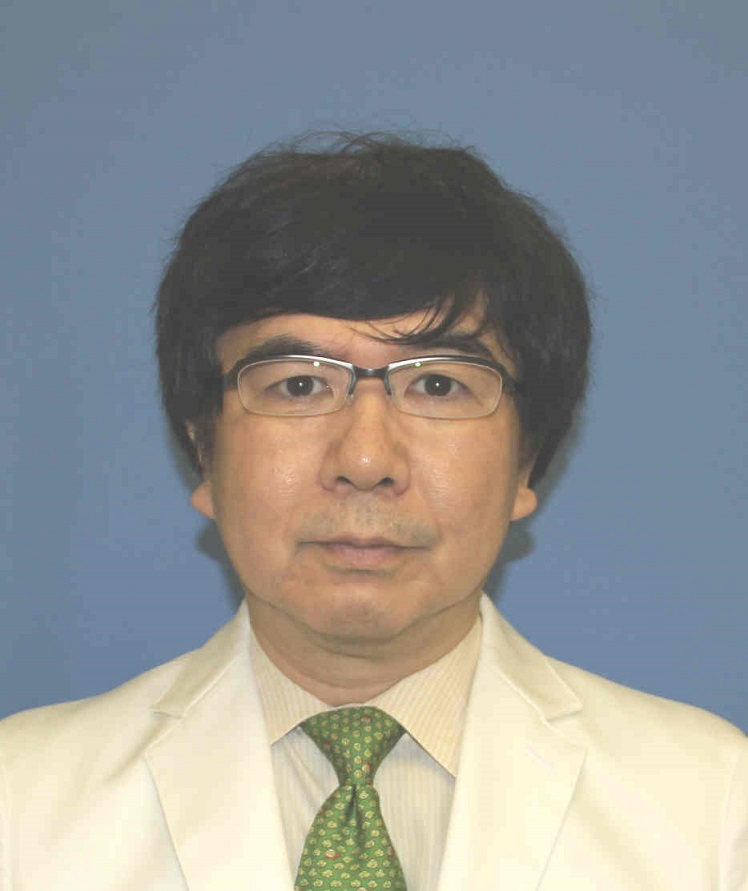 腎臓・高血圧内科の主任教授、風間順一郎氏のポートレート。白衣を着用し、真剣な表情でカメラを見つめている。
