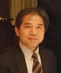 診療科部長の織内昇教授が微笑みながらカメラを見つめるポートレート。
