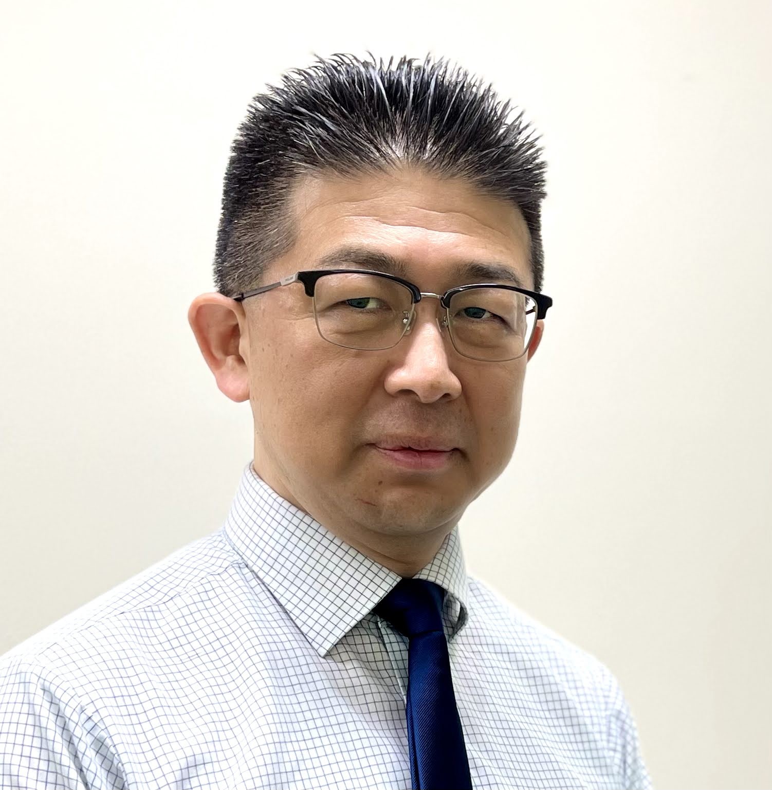 診療科部長の織内昇教授が微笑みながらカメラを見つめるポートレート。