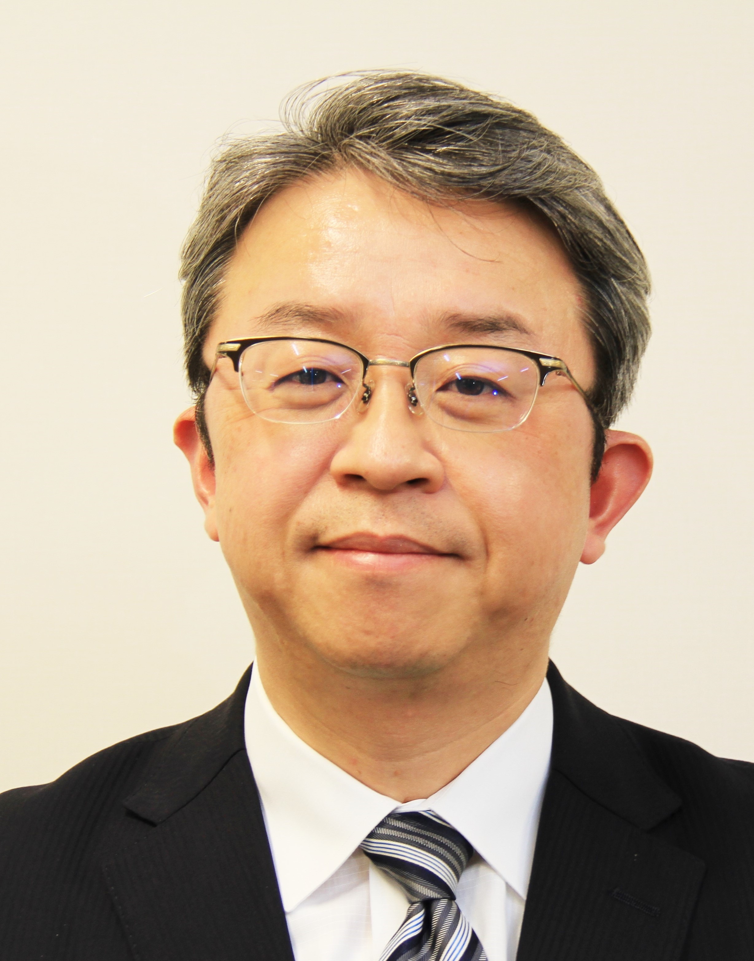 呼吸器外科の主任教授、鈴木弘行氏のポートレート。白衣を着用し、真剣な表情でカメラを見つめている。