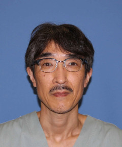 麻酔・疼痛緩和科の部長、井上聡己教授のポートレート。