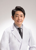 診療科部長の田中秀明教授が白衣を着て微笑んでいるポートレート。