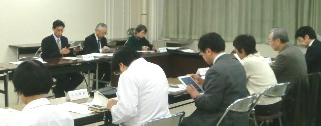 治験審査委員会に出席する参加者たちの様子。