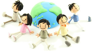 子供の人形の背景に地球儀を囲むように楽しそうに並んでいる様子。