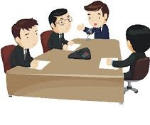 4人のビジネスマンが会議室でテーブルを囲んで議論しているイラスト。