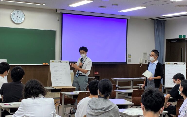 福島県立橘高等学校の高校二年生に向けた講義の様子。