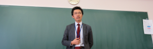 黒板の前に講師が立っている様子