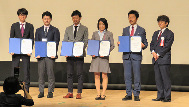 日本臨床疫学会第3回年次学術大会、専門家優秀賞の授与式の様子。