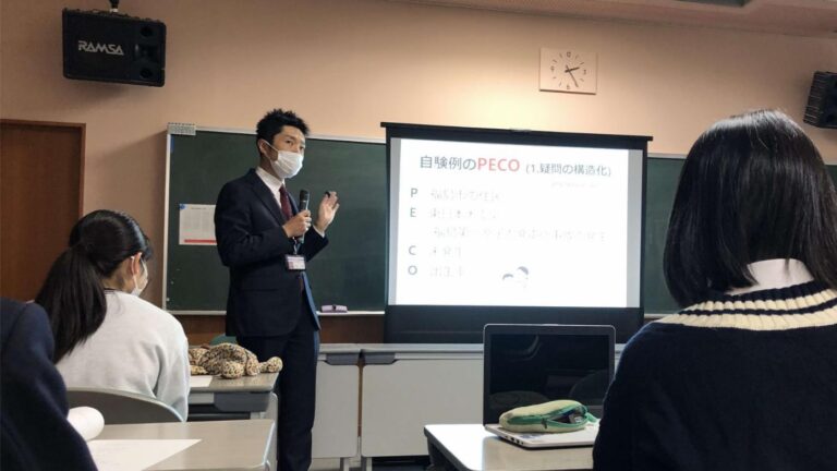 福島県立橘高等学校で講義を行っている栗田宜明氏の様子。