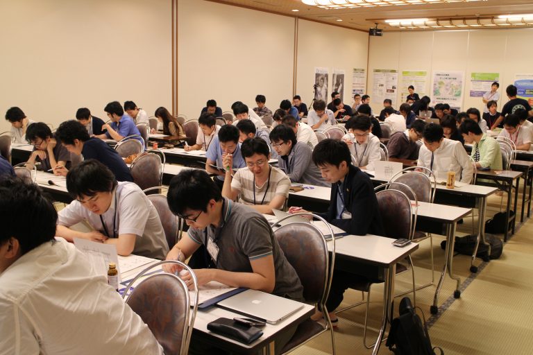 講義のクイズで討論する受講者の様子