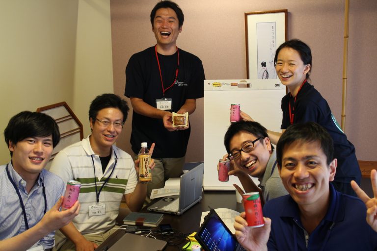グループワークを支援する矢嶋先生の様子