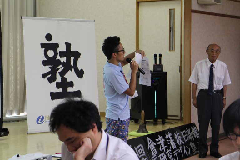 事業の説明をする大前先生の様子