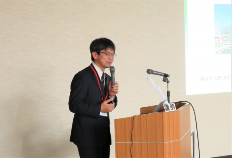 講演中の濱口教授