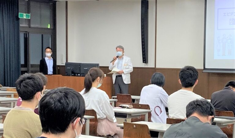 ワークショップに登壇中の鈴木病院長