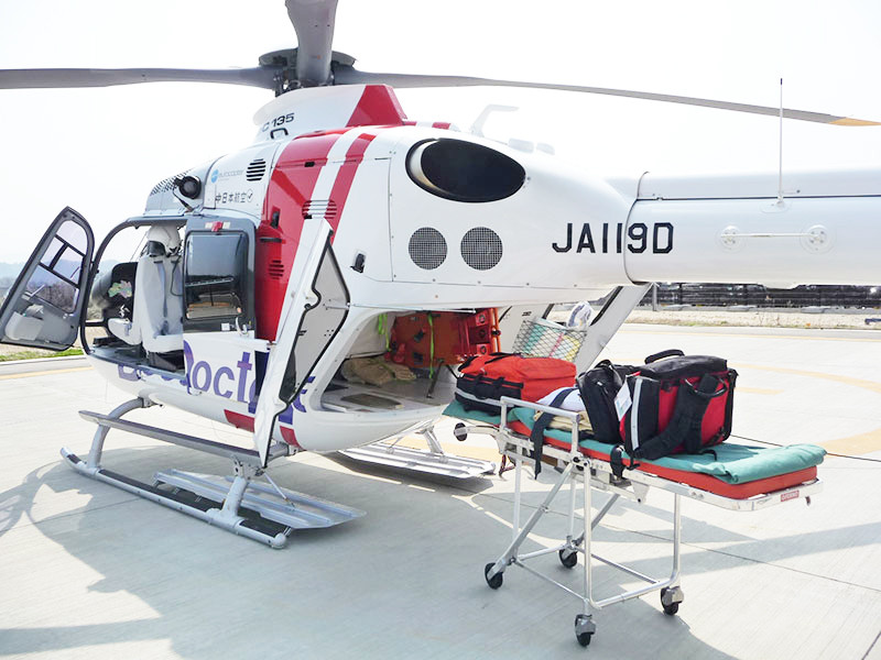 ドクターヘリが飛んでいる様子。