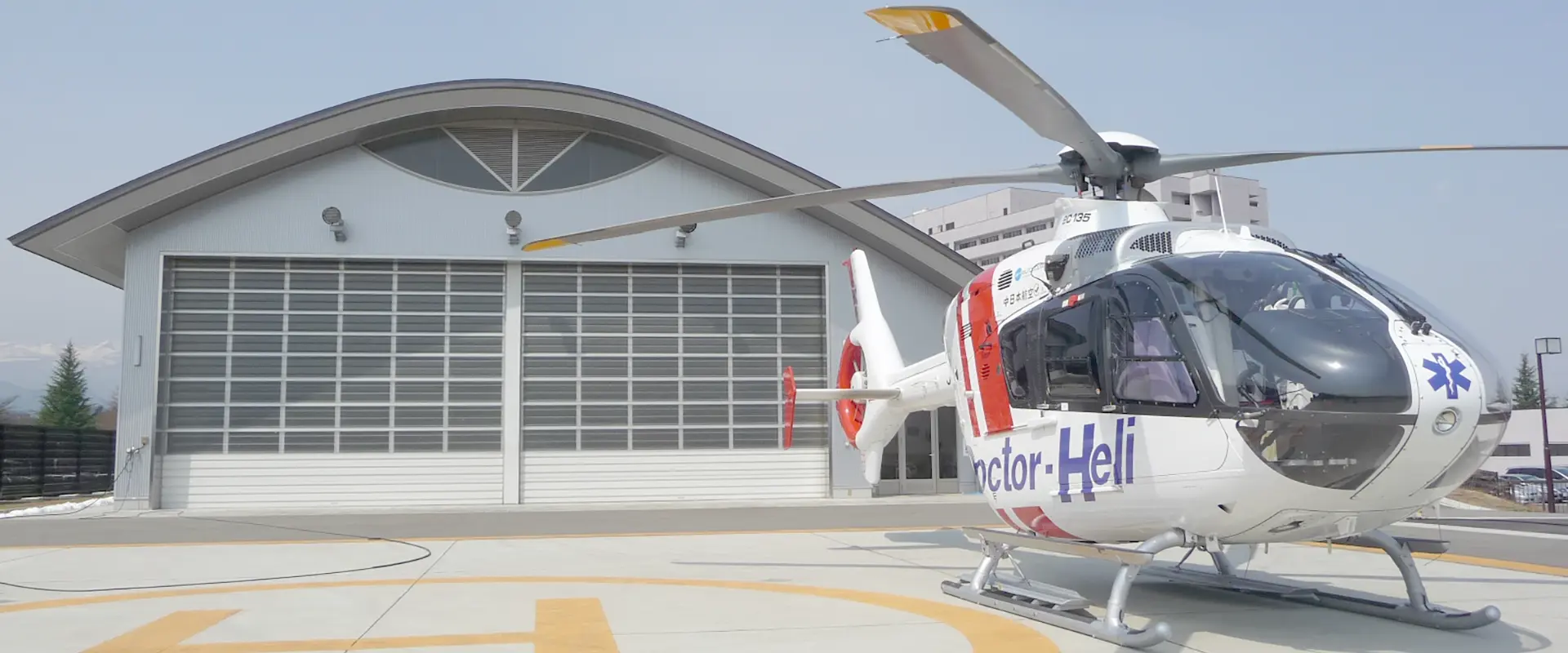 ドクターヘリが飛行している様子。