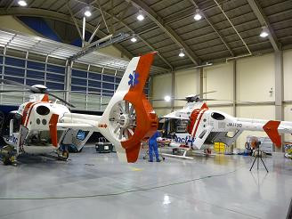 運航終了後、機体の整備をするスタッフ（クリックで拡大表示されます）。」