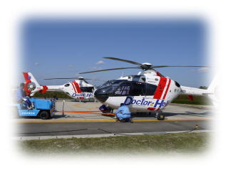 ドクターヘリを点検している様子。