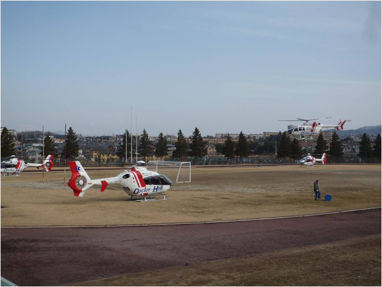 グラウンドに着陸しているドクターヘリ。