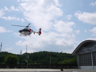 ドクターヘリが飛んでいる様子。