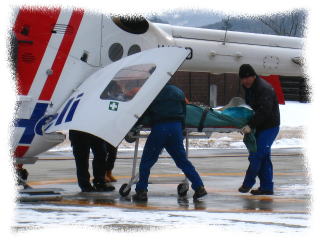 ドクターヘリで搬送している様子。