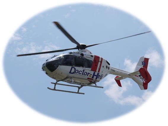 青空をバックに飛行中のドクターヘリ。