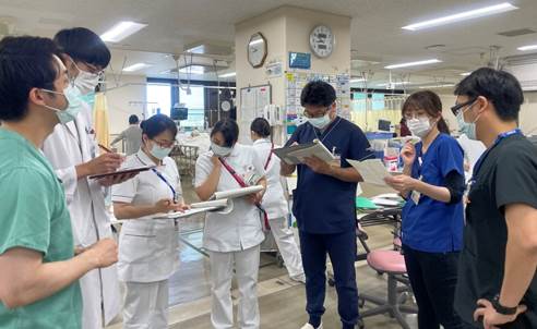集中治療室で医療スタッフが患者の栄養管理について話し合っている様子。