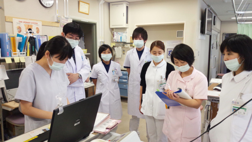 医療スタッフが人工透析センターでブリーフィングを行っている様子。