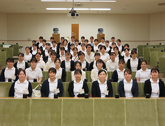 新人研修を受けた全員集合の写真。