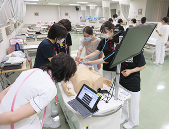 フィジカルアセスメントの様子。