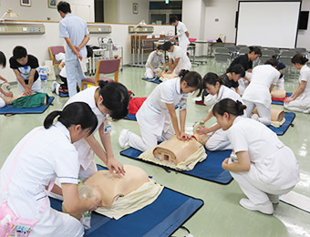 救急看護（BLS演習）の様子。