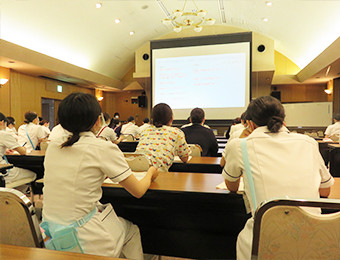 多重課題を受けている様子。