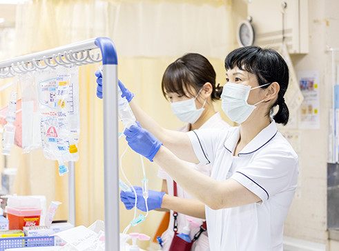点滴の準備を行う看護師像をイメージした写真。