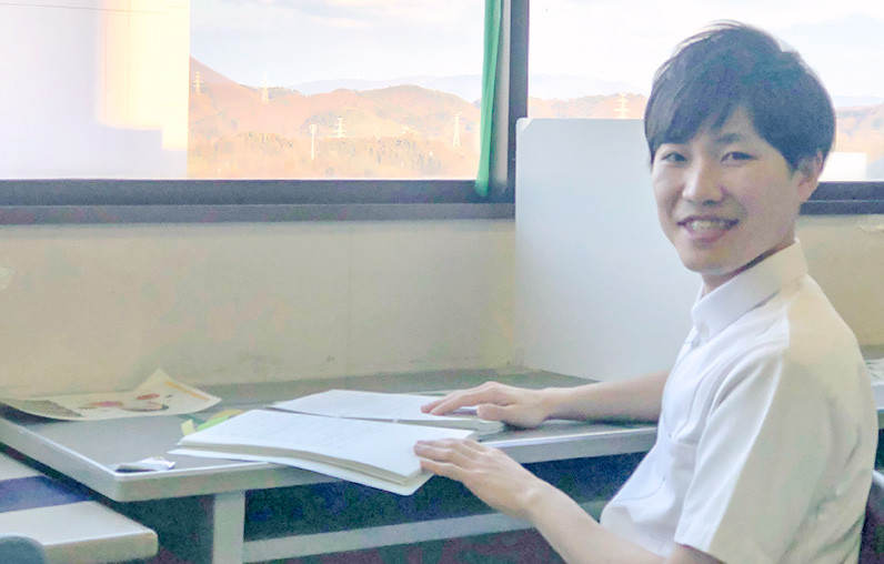 手術部での勤務と大学院で学ぶ方の写真。