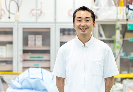 放射線看護に従事する男性看護師の写真。