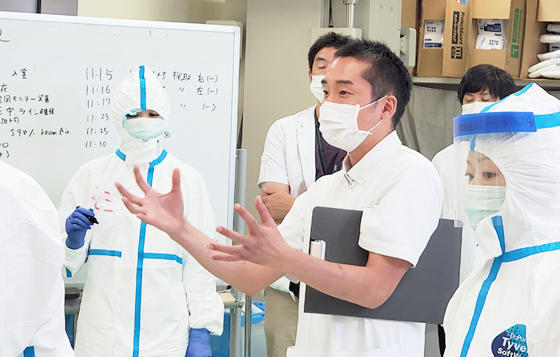 被ばく医療に従事する男性看護師の写真。