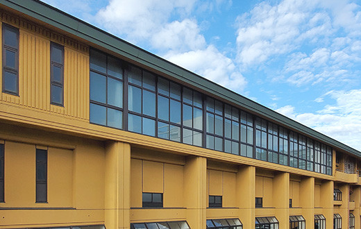 講堂、体育館などの写真。