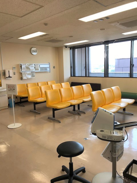 受付後に待機する待合室の写真。
