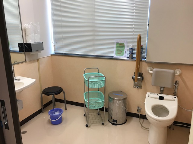 受付付近2カ所にある車椅子用トイレの写真。
