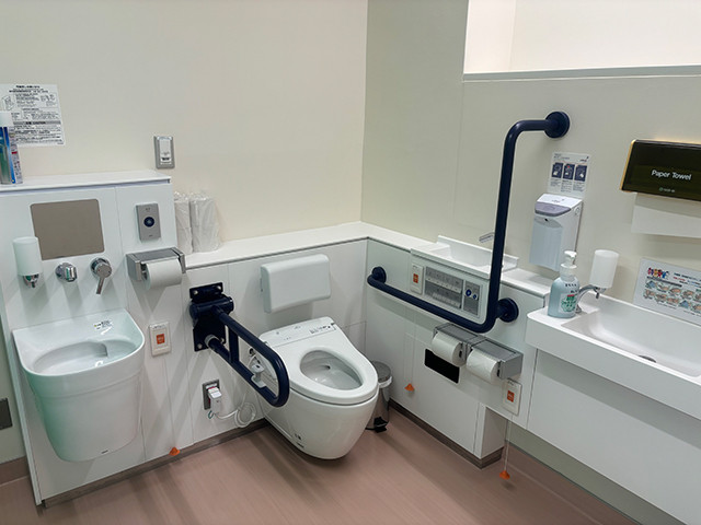 検査室エリア奥に2カ所ある車椅子用トイレの写真。