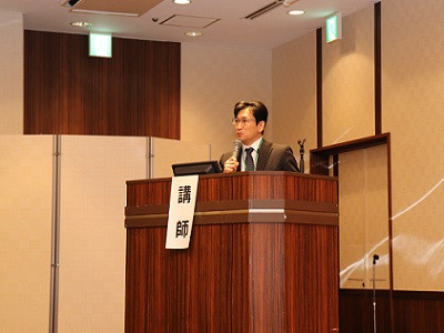 ステージ登壇中の引地拓人氏の様子。