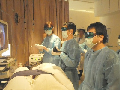 目光線力学療法（PDT）施行中の様子。