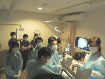 目光線力学療法（PDT）施行中の様子。