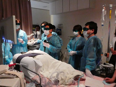 目光線力学療法（PDT）施行中の様子。