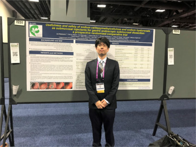 DDW2018会場のパネル前にて。