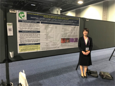 DDW2018会場のパネル前にて。