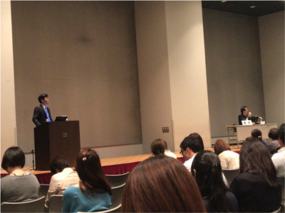 会場ステージにて講演中の様子。