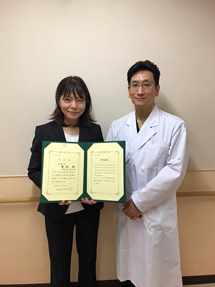 令和2年度前期学位授与式にて博士（医学）の学位授与による記念写真。